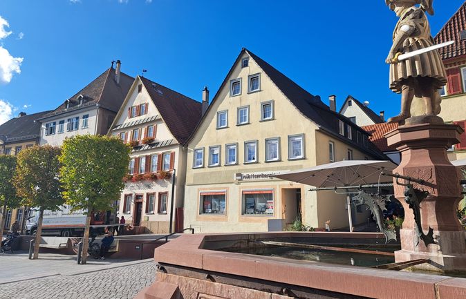 Marktplatz in Weil der Stadt mit Brunnen, Statue und historischen Häusern